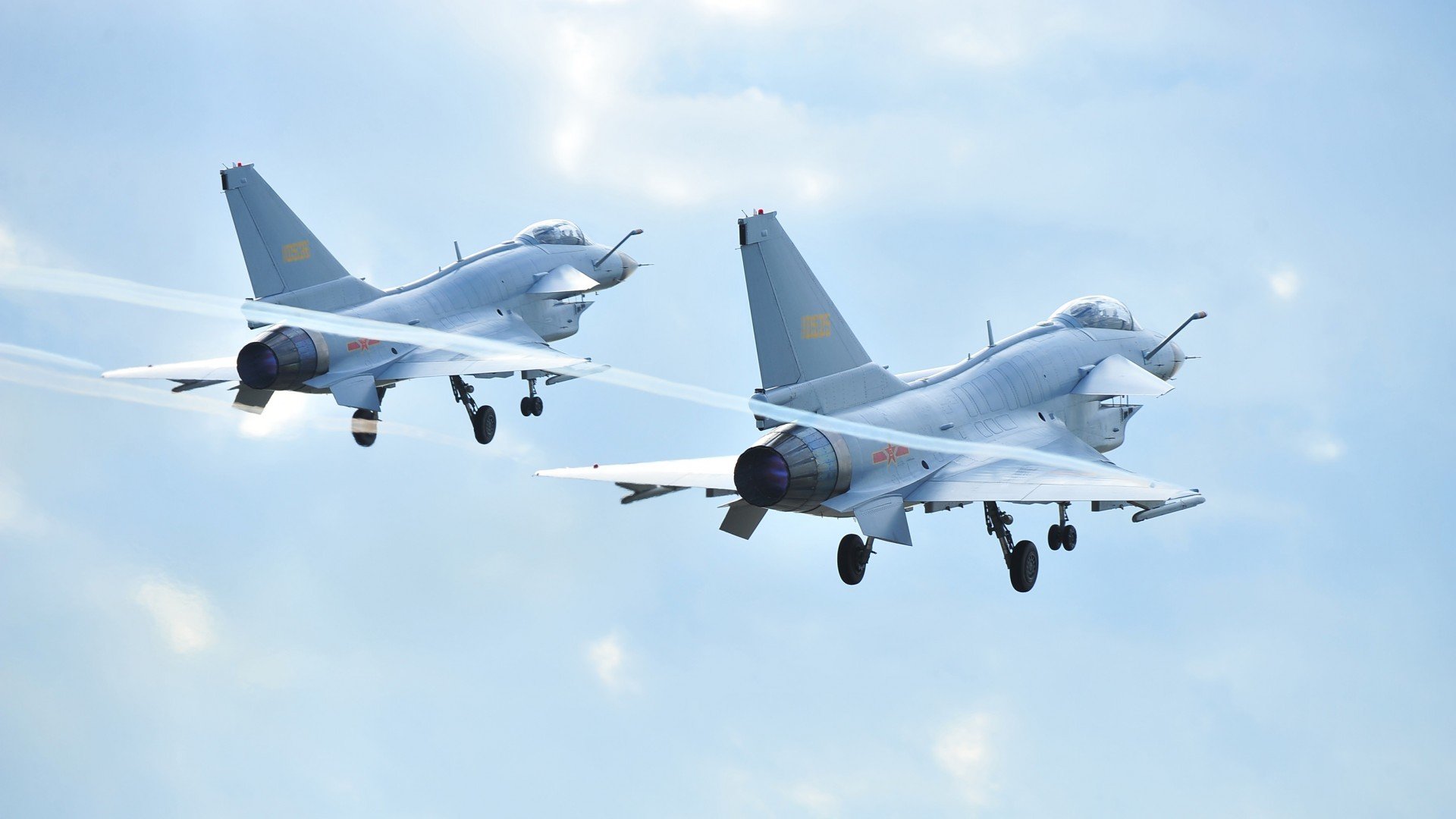 老鹰调整战术重点发挥锋线突破能力,老鹰进攻